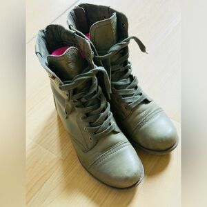 Rockport Olive Green Leather Boots with Laces and Zipper, size 8, flannel inside